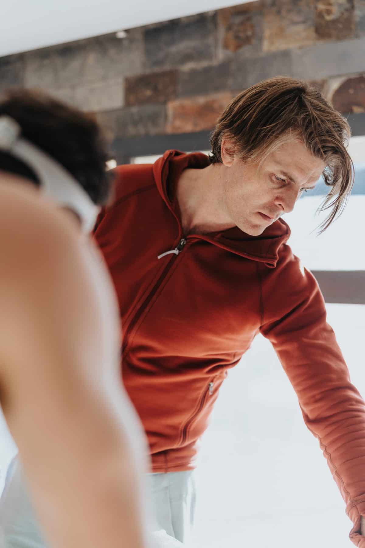 A swimming athlete from the norwegian olympic team is seen utilizing the vo2 master analyzer between training sessions to track training zones, vt1, vt2 and vo2 max. They are poolside showcasing the portability of the device.