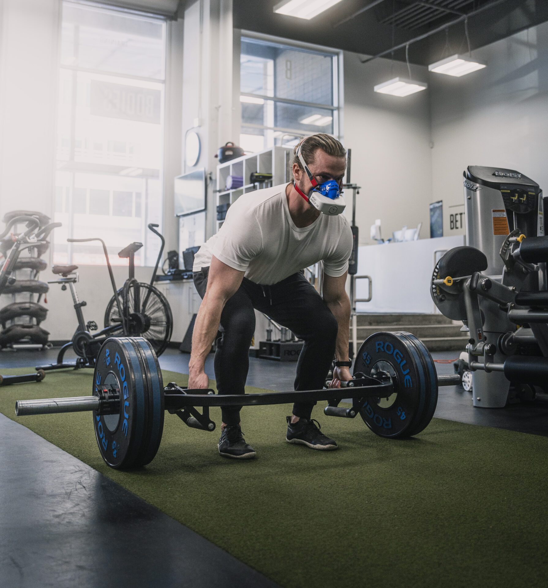 Athletic lifter deadlifting, recording metabolic and performance data via the VO2 Master analyzer and mask
